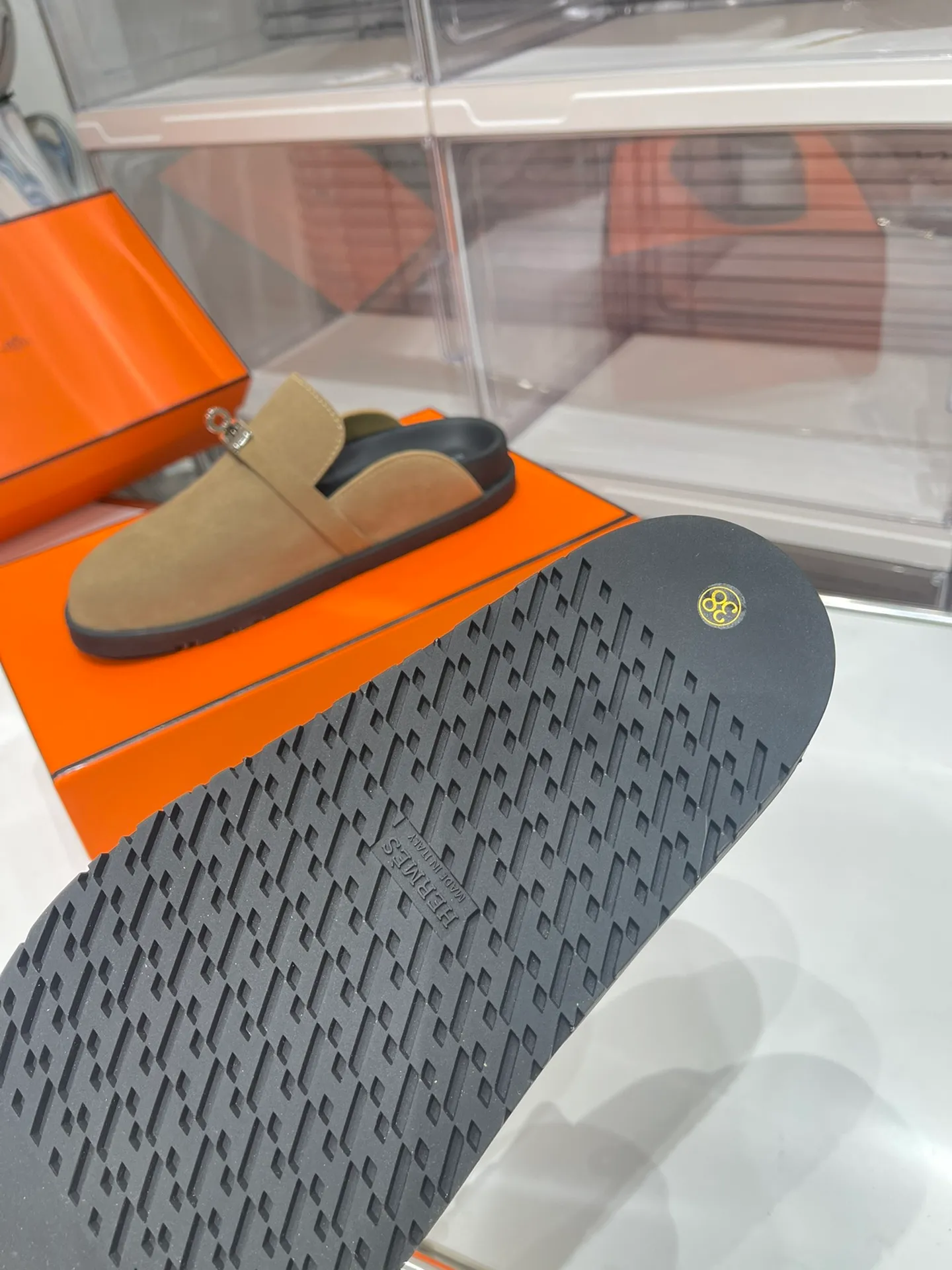 Women's shoes 240 men + 10🐮🐮HERMES Hermes' latest kelly buckle couple's Birkenstock slippers, classic family language design! It looks good no matter how you match it! Casual and high-end feeling, the comfort is also great, with a variety of colorful socks, a trendy sense of high-end ●Upper: imported cow suede ●Inner: imported sheepskin ●Foot pads: imported mixed sheepskin ●Outsole: T women's shoes u non-slip and wear-resistant outsole ●Code number: male 39-44 (45 46 customized) female 35-40 (41 42 customized)